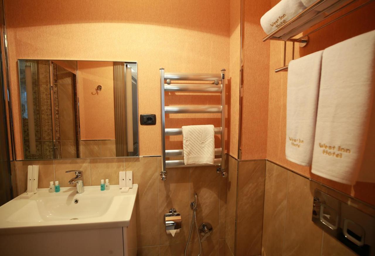באקו West Inn Hotel & Restaurant Nz מראה חיצוני תמונה